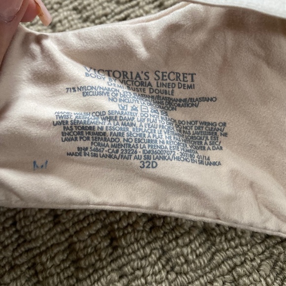 Victoria's Secret Bra - Body by Victoria - Lined Demi - 32D - Picture 4 of 4